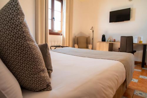 a hotel room with two beds and a television at Hotel El Tejar & Spa in Vilaflor