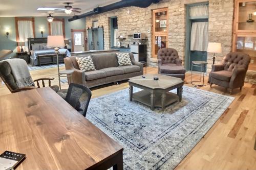 Rock House Suites - Cave Side Suite – Photos 2