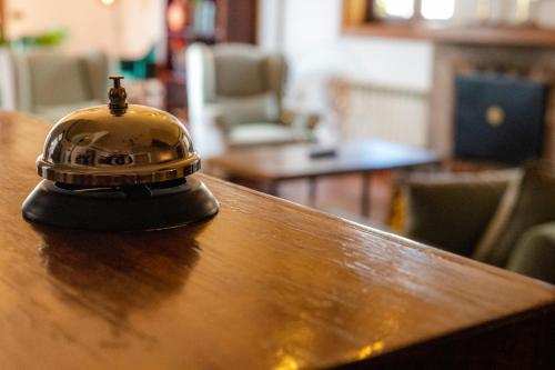 a helmet sitting on top of a wooden table at Hotel El Tejar & Spa in Vilaflor