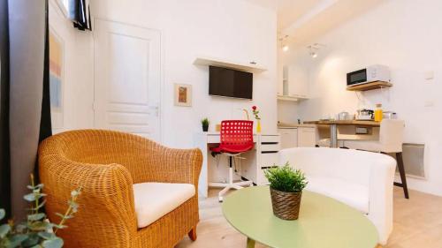 un salon avec deux chaises et une table dans l'établissement Studio petit LU, à Nantes