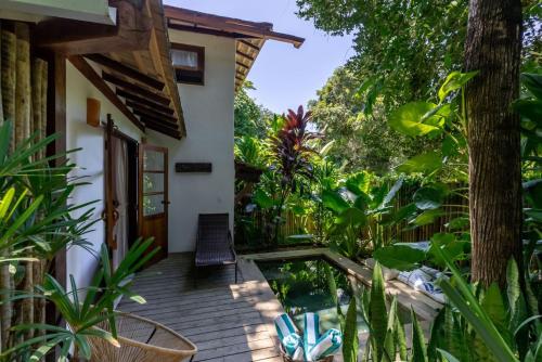 une terrasse couverte d'une maison ornée de plantes dans l'établissement DA GRAÇA HOTEL, à Trancoso