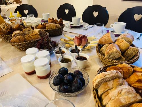a table topped with lots of different types of bread at Auberge Le Meisenberg in Châtenois