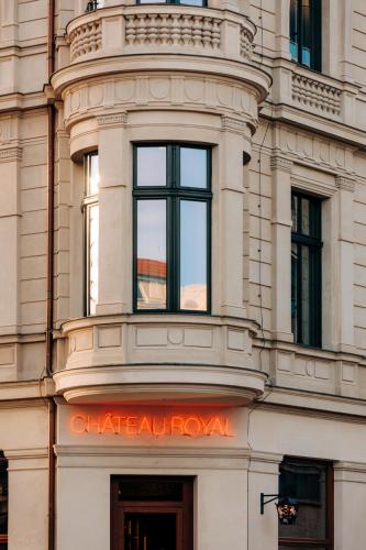 a building with a sign that reads chateau honolulu at Boutique Hotel Château Royal in Berlin