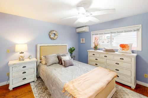 una camera da letto con un letto e un ventilatore a soffitto di The Bluff Cottage a Port Angeles