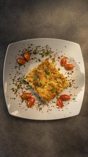 een wit bord met een stukje eten erop bij Maleme Mare in Maleme