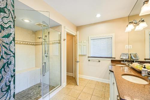 uma casa de banho com um chuveiro, 2 lavatórios e uma cabina de duche. em Severn View of Serenity 