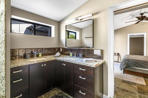 een badkamer met een wastafel en een spiegel bij Movie Colony East Eden Permit# 3625 in Palm Springs