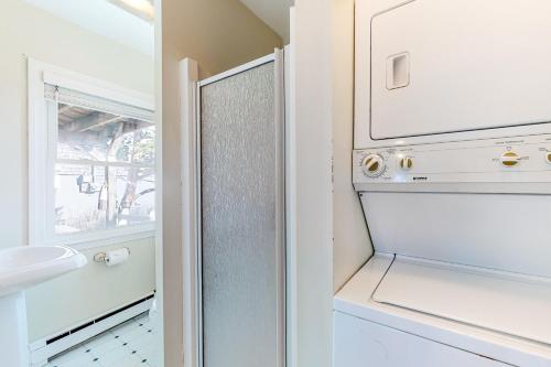 une petite cuisine avec un réfrigérateur et un évier dans l'établissement The Cottage, à Sandwich