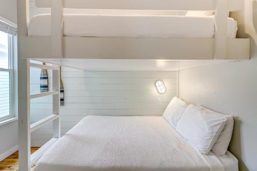 ein Schlafzimmer mit einem Etagenbett und einer Leiter in der Unterkunft Stack Overflow in Port Aransas