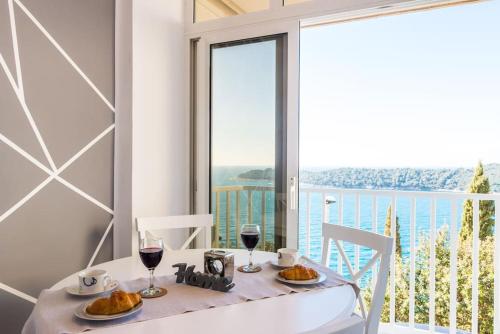 Sea view apartment 10 minutes walk from old city