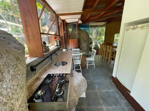 a kitchen with a stove top oven in a room at Aruna espaco regenerativo in Florianópolis