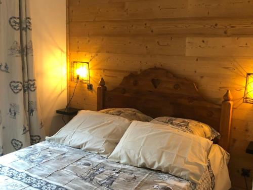 1 dormitorio con 1 cama con pared de madera en Chalet Valloire, 5 pièces, 10 personnes - FR-1-263-465, en Valloire