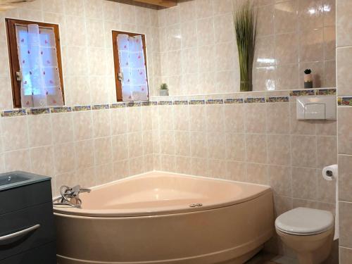 bagno con vasca e servizi igienici di Chalet Valloire, 5 pièces, 10 personnes - FR-1-263-465 a Valloire