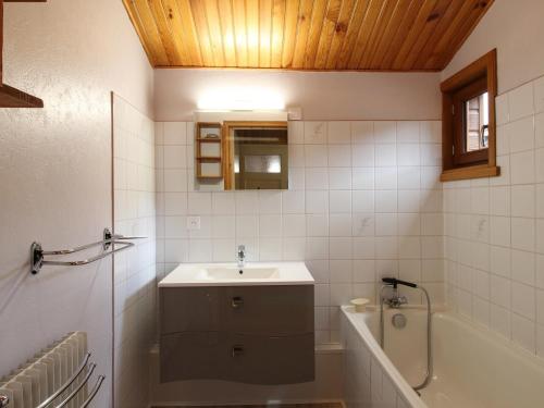 y baño con lavabo y bañera. en Maison Mont-Dore, 6 pièces, 8 personnes - FR-1-608-4, en Le Mont-Dore