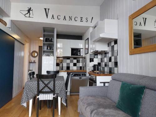 un salon avec un canapé et une cuisine dans l'établissement Appartement rénové 2 pièces pour 5 pers, proche pistes et commodités à Arc 1800 - FR-1-411-622, à Arc 1800