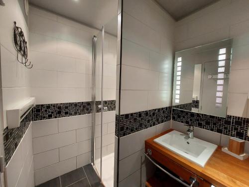 une salle de bain avec un lavabo et une douche dans l'établissement Appartement rénové 2 pièces pour 5 pers, proche pistes et commodités à Arc 1800 - FR-1-411-622, à Arc 1800