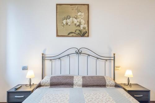 una camera con un letto con due comodini e due lampade di La Siesta a Villafranca di Verona