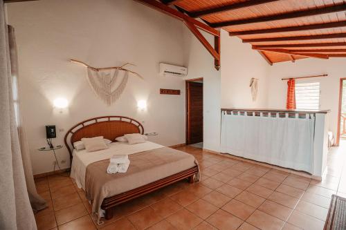 Una cama o camas en una habitación de Residence AU 'TI SUCRIER