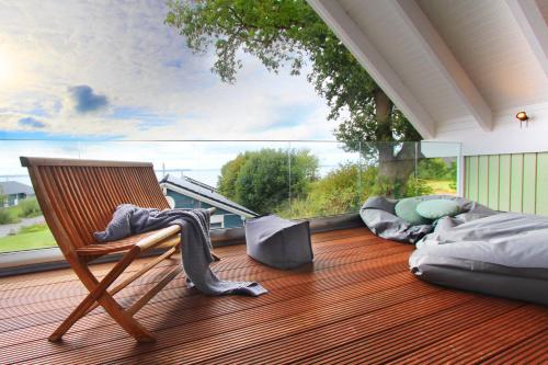 balcón con silla, cama y ventana en Ferienhaus Vejle, en Steinbergkirche