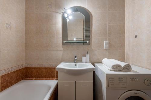 ein Badezimmer mit einem Waschbecken und einer Waschmaschine in der Unterkunft Jagiellońska 4 Prywatne mieszkanie z balkonem i bezpłatnym parkingiem 300m od Stadionu Narodowego in Warschau