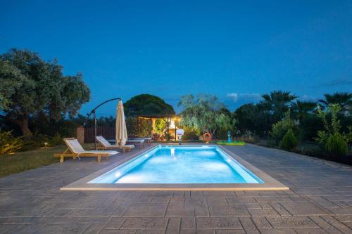 Πισίνα στο ή κοντά στο Artemis Stone Villa