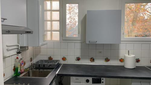 une cuisine avec un évier et un plan de travail dans l'établissement Apprtement F4 à proximité de la Gare sncf D'Evreux, à Évreux