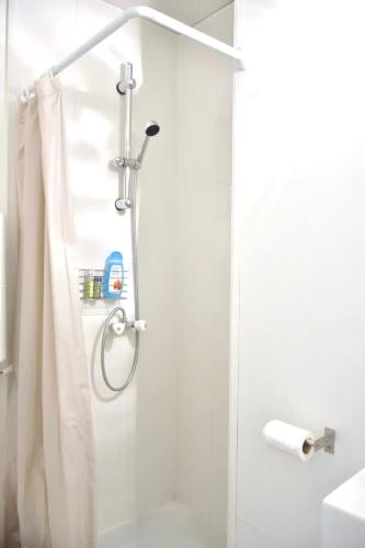 une douche avec une porte vitrée dans une salle de bain dans l'établissement RARE : Calme et détente à Nantes !, à Nantes