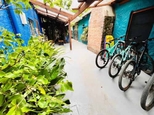 dos bicicletas estacionadas al lado de un edificio azul en Altillo Valizas, en Barra de Valizas