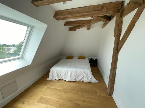 Ein Bett oder Betten in einem Zimmer der Unterkunft Le Pavillon 1643 *10 min du circuit*