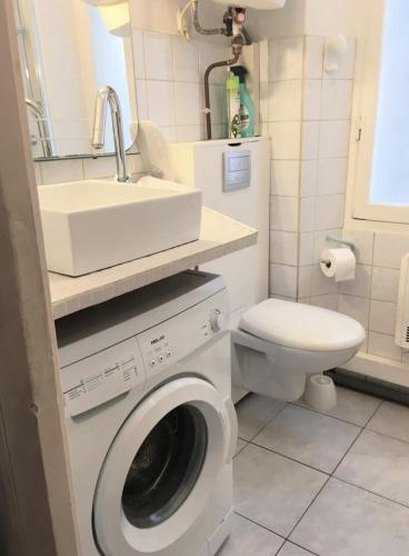une salle de bain avec une machine à laver et un lavabo dans l'établissement C087-Comfortable apartment in the heart of Cannes, à Cannes