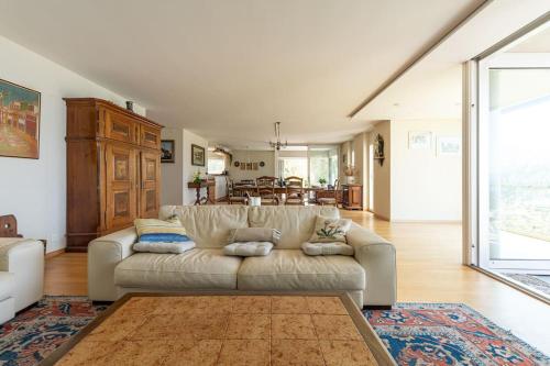 sala de estar con sofá y mesa en Lakeside Apartment - Grand appartement familial avec terrasses et vue panoramique en Vevey
