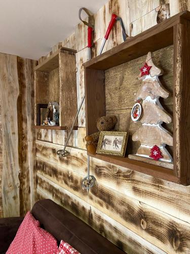 Un arbre de Noël sur le mur d'une pièce dans l'établissement La Porteille, à Ax-les-Thermes