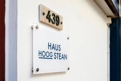 a sign on the side of a building that reads has hoc hoc steam at Haus Hoog Stean in Helgoland
