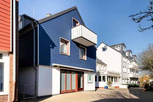 a house clad in blue and white at Haus Hoog Stean in Helgoland