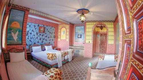 1 dormitorio con 2 camas en una habitación en Complexe rueda en Ouslaf