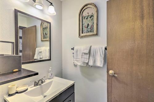een badkamer met een wastafel en een spiegel bij Comfy Lake Tahoe Condo with Private Beach Access! in Tahoe Vista