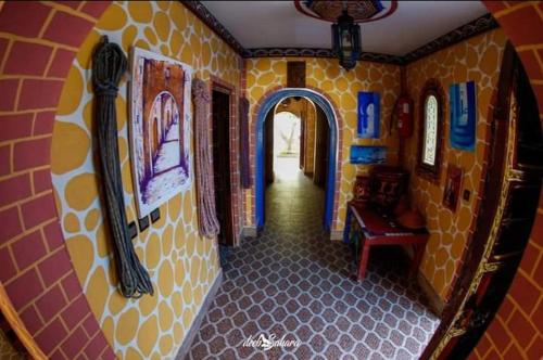 a hallway in a house with an archway at Complexe rueda in Ouslaf