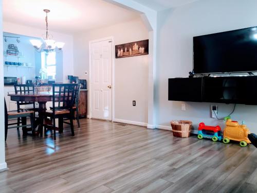 Private Duplex Near BWI Easy Access to I95にあるテレビまたはエンターテインメントセンター