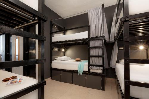 ホルボックス島にあるChe Holbox Hostel & Bar Adults Onlyの二段ベッド4組が備わる客室です。