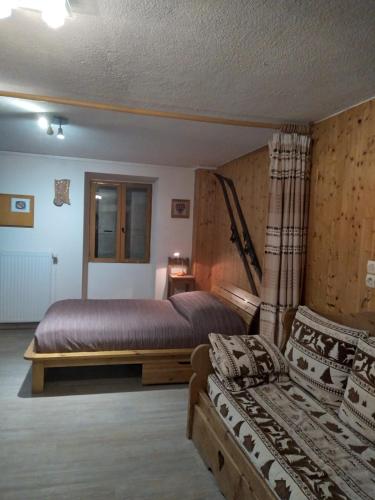 une chambre avec deux lits et un canapé dans l'établissement Le Perce Neige, à Vaujany