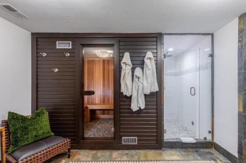Łazienka z prysznicem i szklanymi drzwiami w obiekcie 601 Deer Valley Drive w mieście Park City