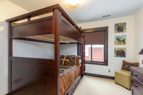 601 Deer Valley Drive في بارك سيتي: غرفة نوم مع سرير بطابقين في غرفة