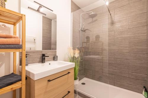 une salle de bain avec un lavabo et une douche en verre dans l'établissement Cocoon Malouin - à proximité de la plage, à Saint-Malo