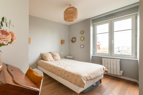 une chambre avec un lit et une fenêtre dans l'établissement Cocoon Malouin - à proximité de la plage, à Saint-Malo