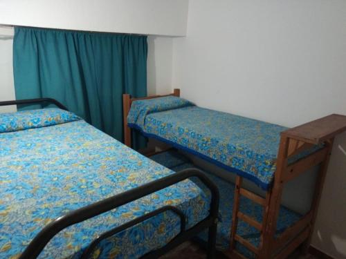 Habitación con 2 camas y mesa. en CASA PARA 6 PERSONAS EN SAN BERNARDO en San Bernardo