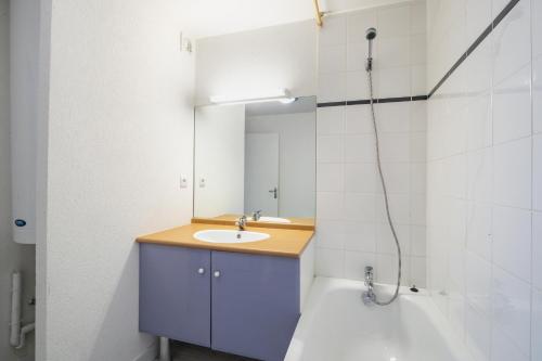 y baño con lavabo, espejo y bañera. en L'Isard, en Barèges