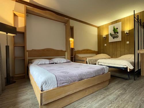 een slaapkamer met 2 bedden in een kamer bij Solaise in Val dʼIsère