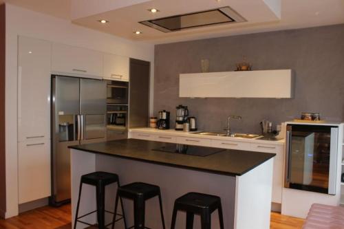 - une cuisine avec un grand îlot avec des tabourets dans l'établissement Le Jane : Centre ville, Garage, Balcon, à Annecy