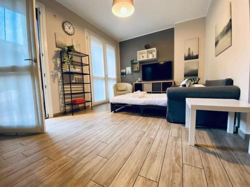 uma sala de estar com uma cama e um sofá em NEW - Nuovo appartamento in centro em San Donato Milanese