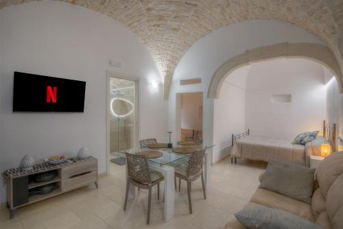salon ze stołem i łóżkiem w obiekcie Home Pedra w mieście Ceglie Messapica